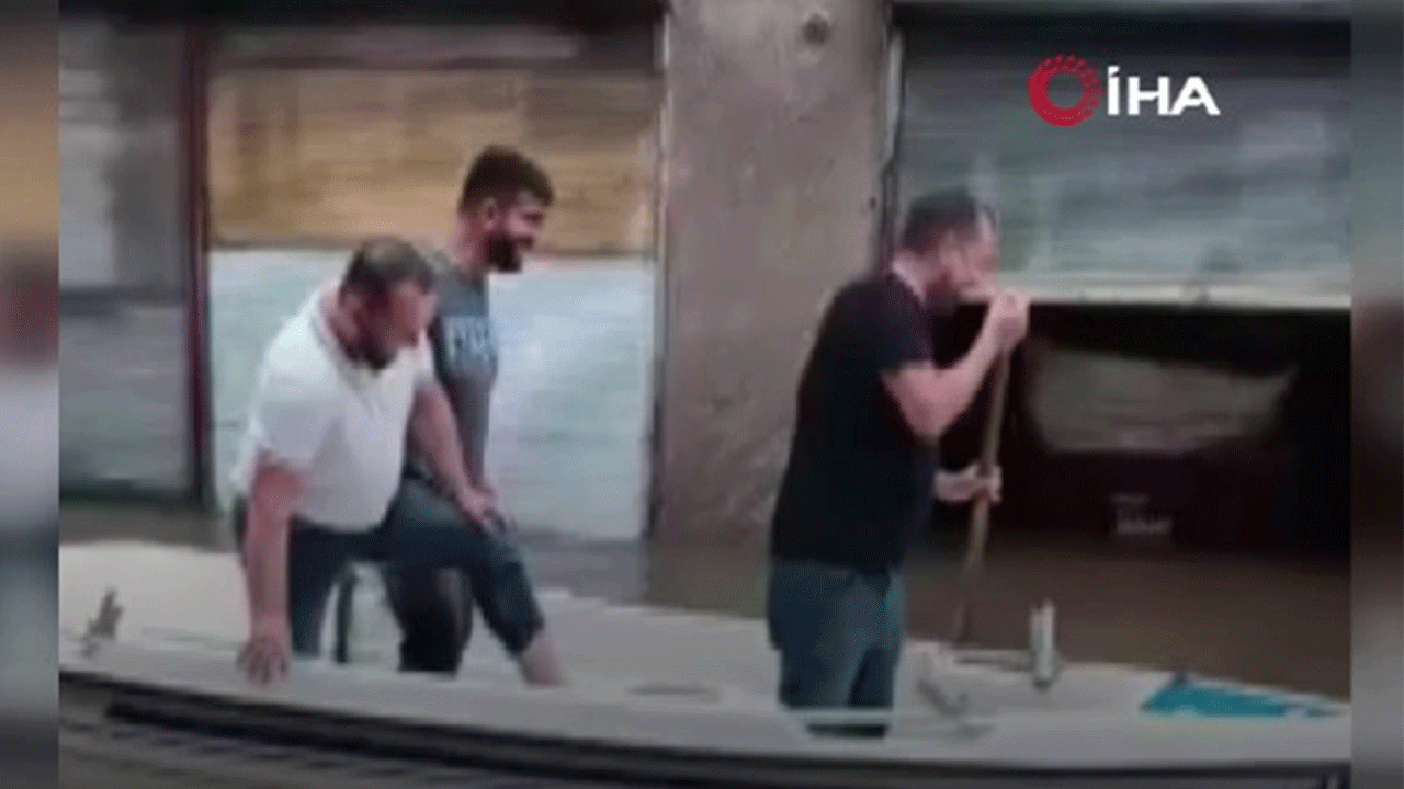 Burası Venedik değil Adana: Yollarda kayık turu yaptılar!