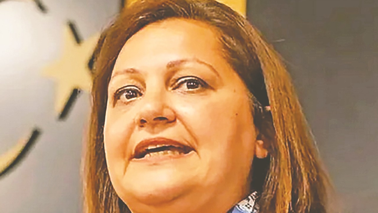 Burcu, heykelin altında kaldı