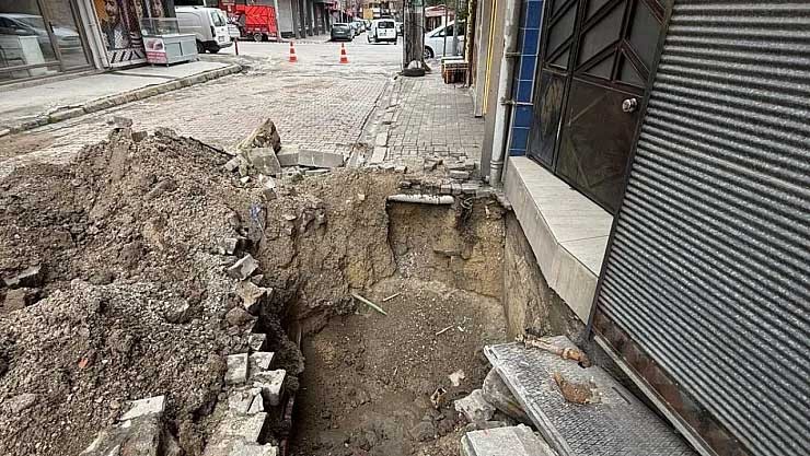 Burcu Köksal belediye imkanlarını muhalifleri susturmak için mi kullanıyor? Gazete binası önünde tepki çeken hareketlilik