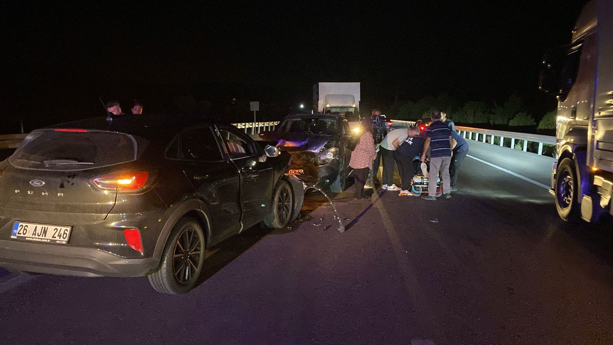 Burdur-Antalya Karayolu'nda 2 otomobil kafa kafaya çarpıştı