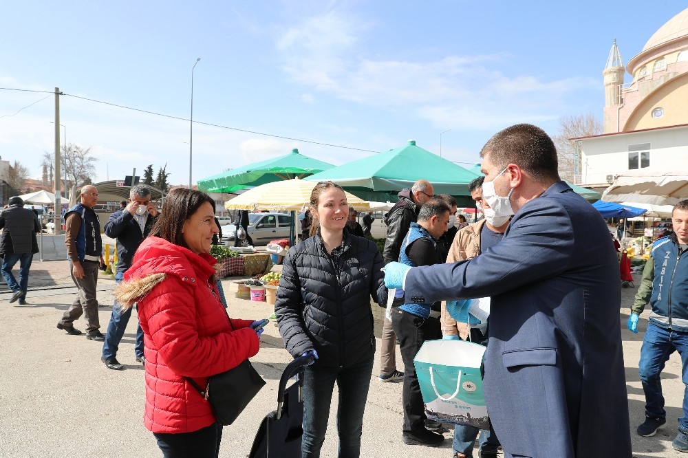 Burdur Belediyesi Salı Pazarında ücretsiz 10 bin adet maske dağıttı 