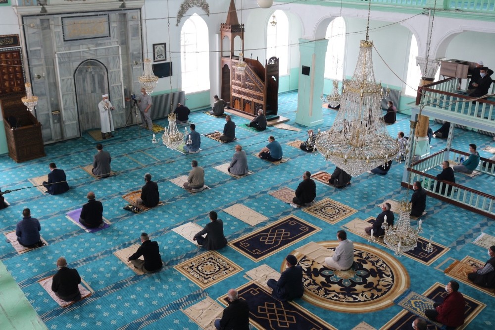 Burdur’ da sosyal mesafeli ilk Cuma namazı 