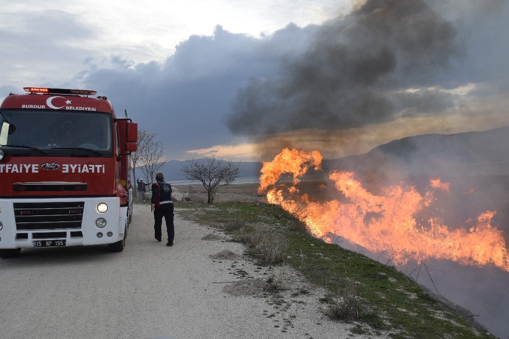 Burdur Gölü’nde sazlık yangını 