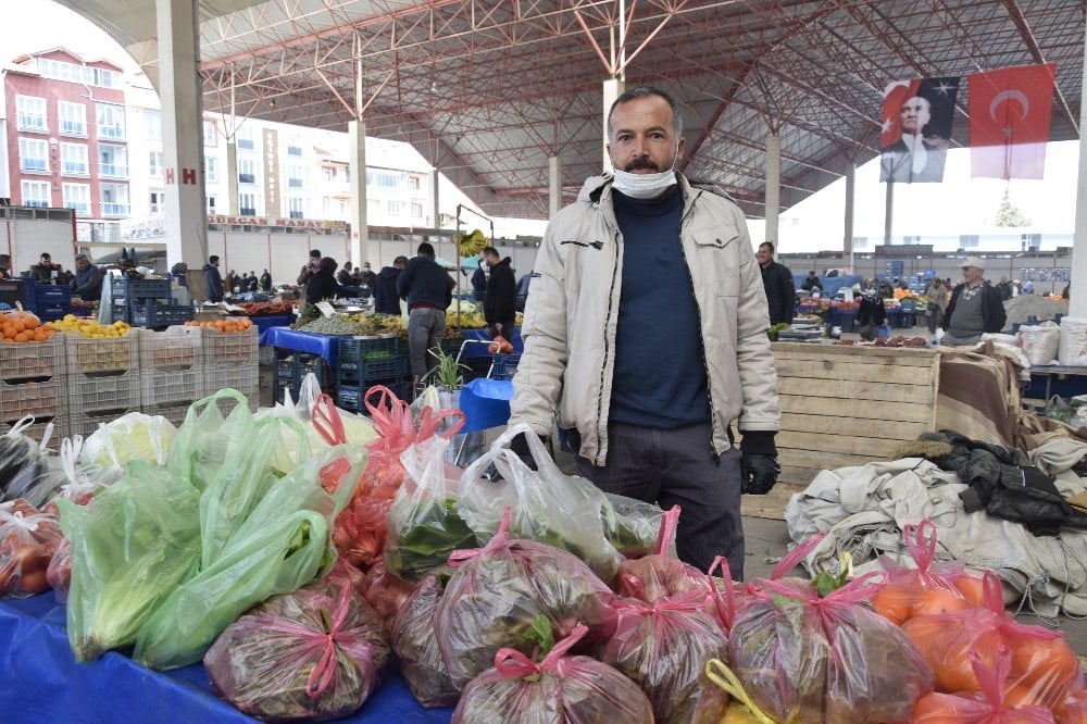 Burdur semt pazarına girişte maske ve kimlik kontrolü yapılıyor 