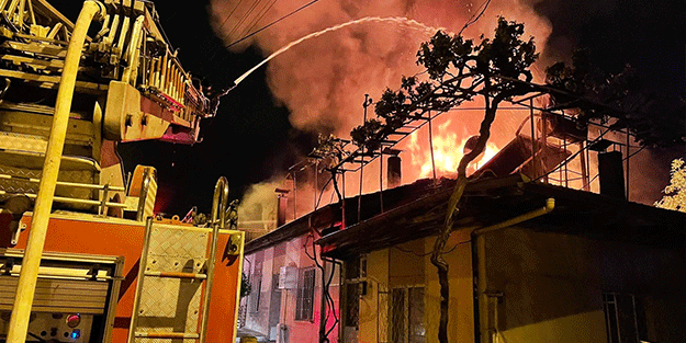 Burdur'da bir ev cayır cayır yandı!