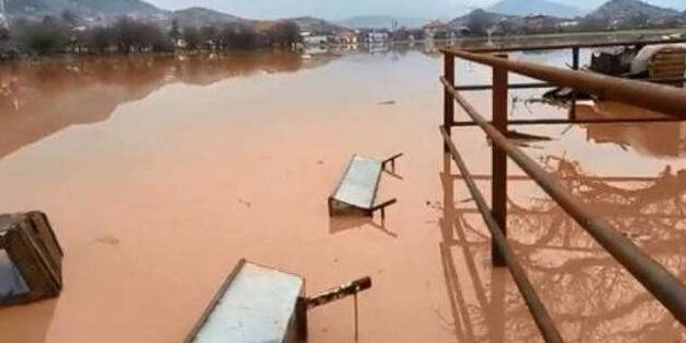 Burdur'da dere suyu taştı, evler su altında kaldı
