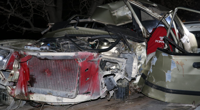 Burdur'da ehliyetsiz sürücü ağaca çarptı 1 ölü 1 yaralı