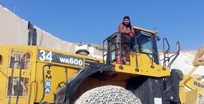 Burdur'da freni boşalan iş makinesinin altında kalan operatör öldü