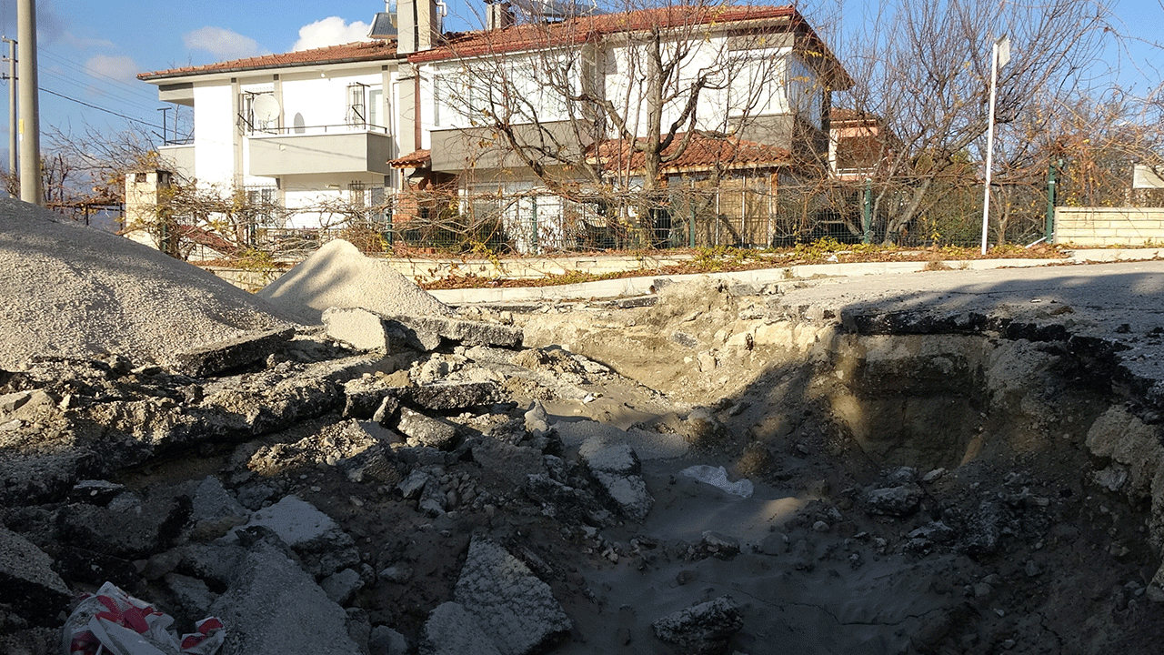 Burdur’da gizemli göçük! Evler tehlikede, bir mahalle alarmda