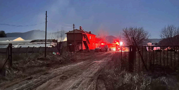 Burdur’da gündüz saatlerinde çıkıp kontrol altına alınan yangın tekrar nüksetti
