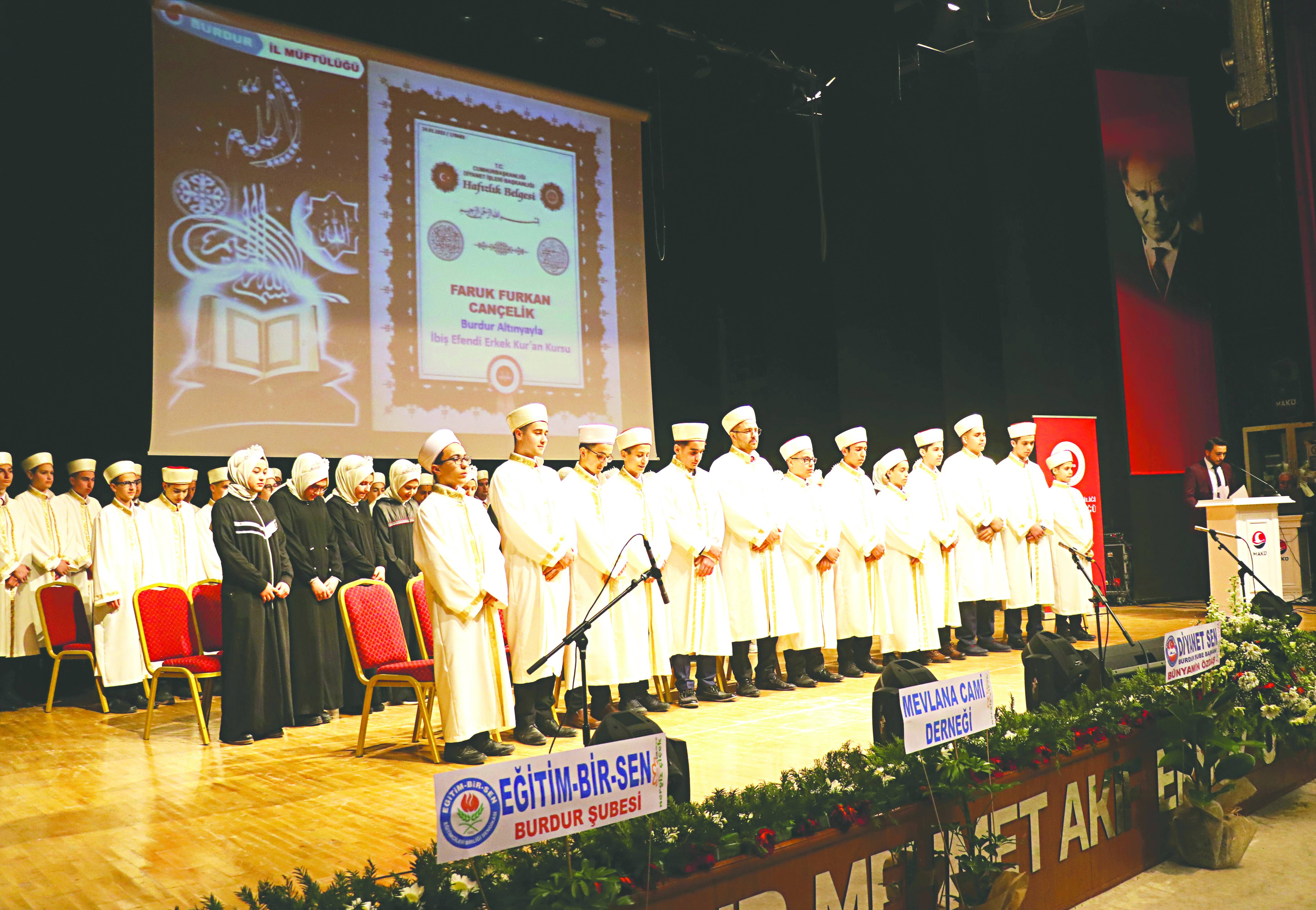 Burdur’da hafızlığını tamamlayan 69 öğrenci icazet aldı