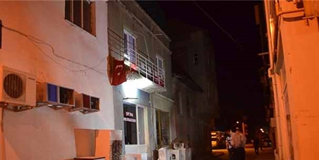 Burdur'da HDP binasına Türk bayrağı astılar