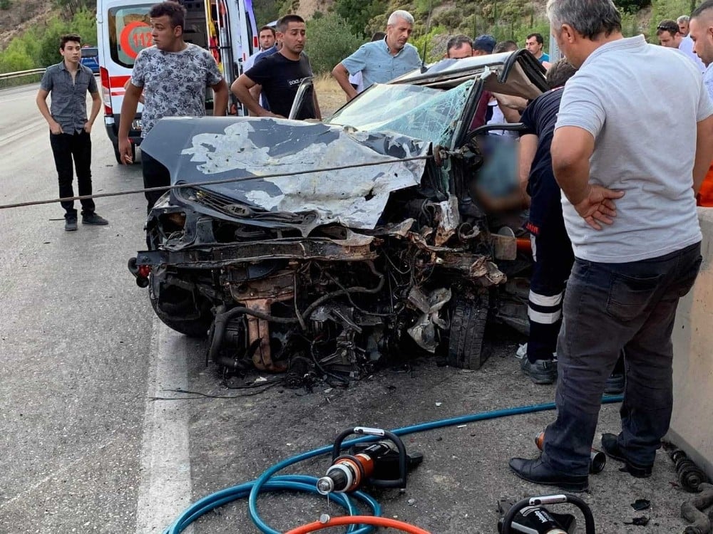Burdur’da iki otomobil kafa kafaya çarpıştı: 1 ölü, 5 yaralı 