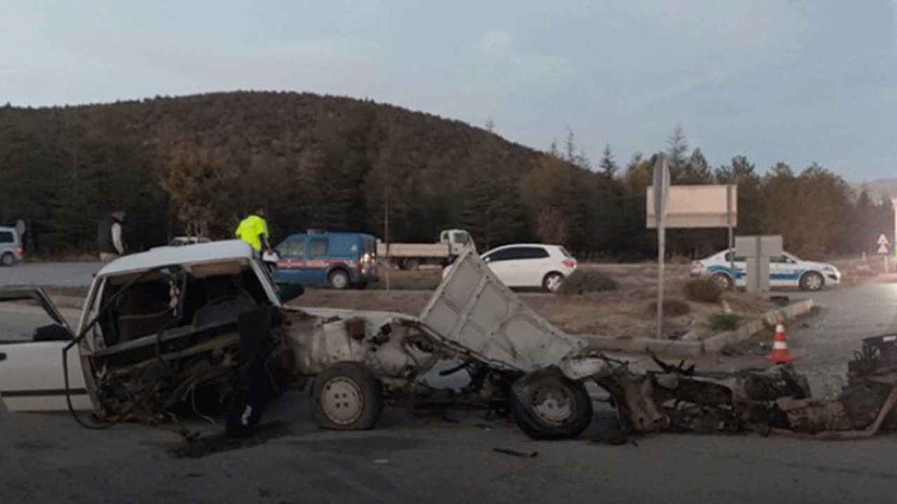 Burdur'da korkunç kaza: Tofaş ikiye bölündü!