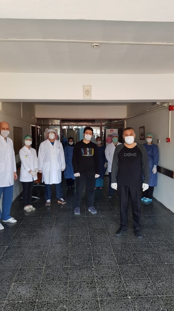 Burdur’da koronayı yenenler sağlık çalışanlarının alkışları eşliğinde taburcu oldu 