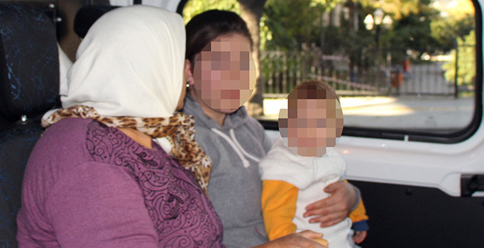 Burdur'da kucağında bebeğiyle hırsızlık yaparken enselendi