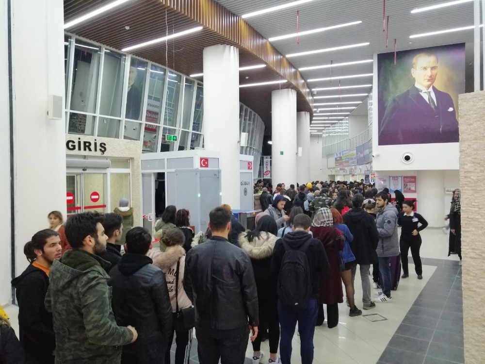 Burdur’da öğrenciler otogara akın etti 