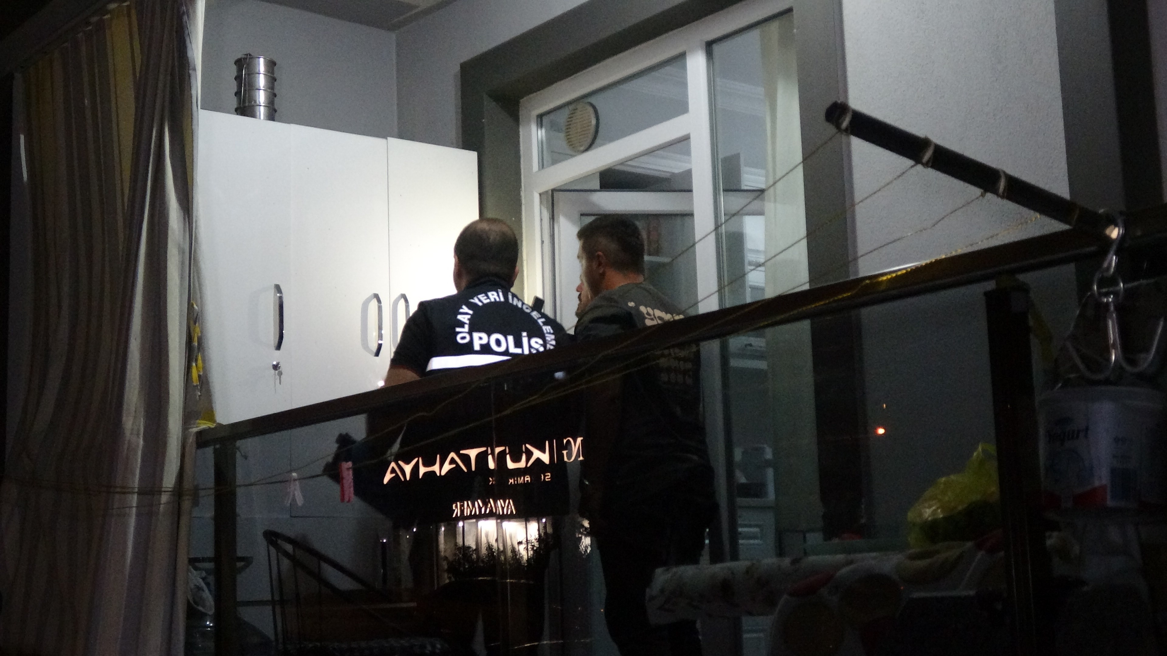 Burdur’da otomobile sıkılan kurşunlar balkonda oturan yaşlı çifte isabet etti