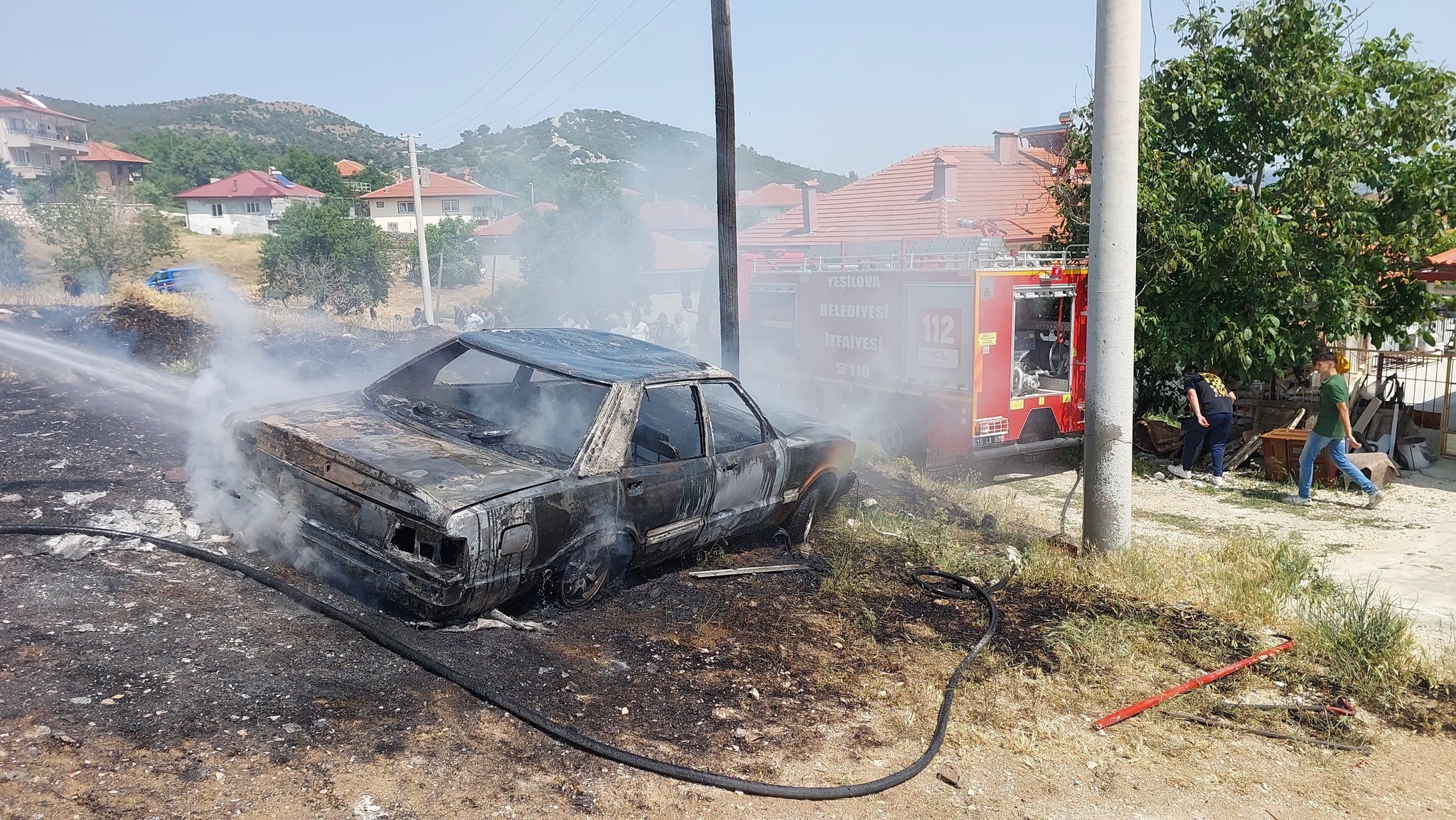 Burdur'da park halindeki otomobil alev alev yandı