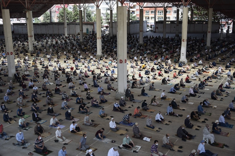 Burdur’da semt pazarında sosyal mesafeli cuma namazı 