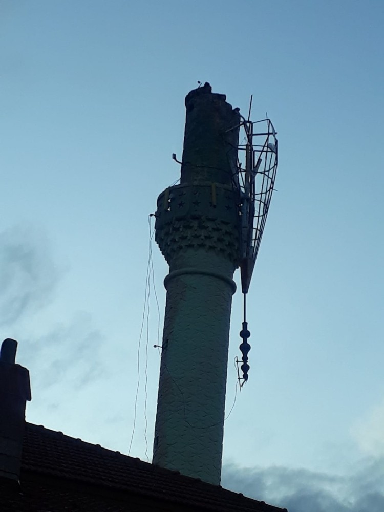 Burdur’da şiddetli rüzgar cami minaresine zarar verdi 