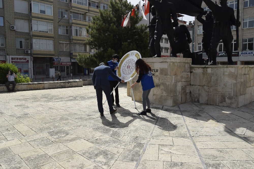 Burdur’da sosyal mesafeli Çelenk Sunma Töreni 
