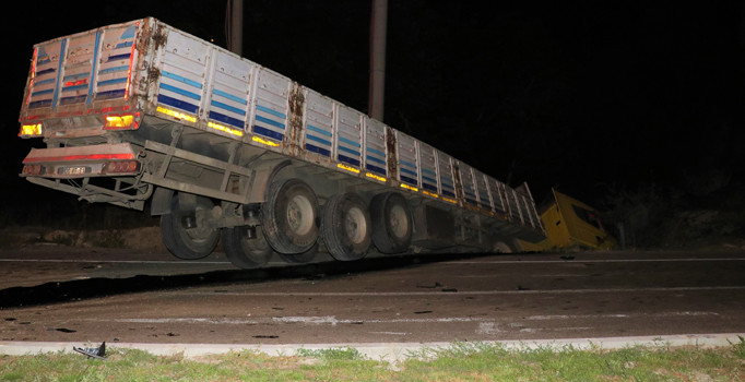 Burdur'da sürücüsü 199 promil alkollü TIR, dere yatağına devrildi