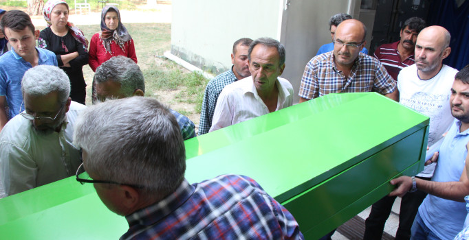 Burdur'da taşlara çarpan otomobil devrildi: 2 kişi öldü