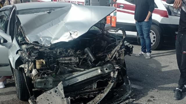 Burdur'da tırla otomobil çarpıştı: 3 yaralı