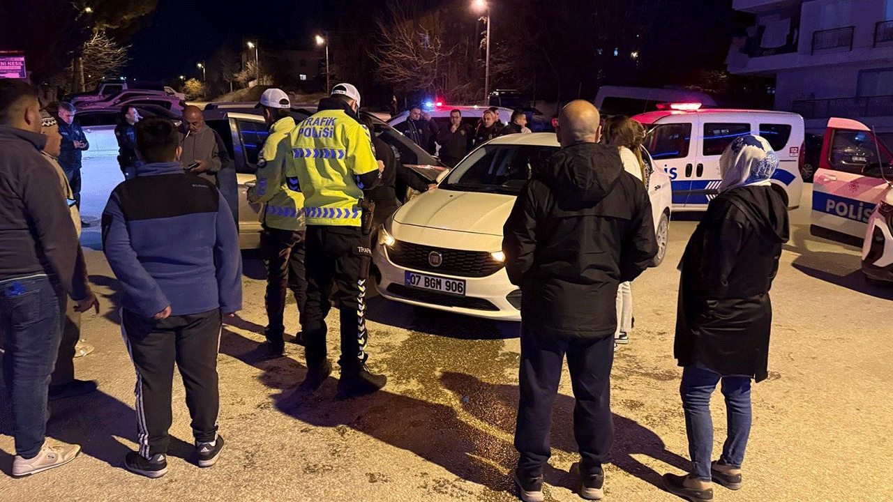 Burdur'da trafik kazası! Hafif ticari araç ile otomobil çarpıştı: 2 yaralı