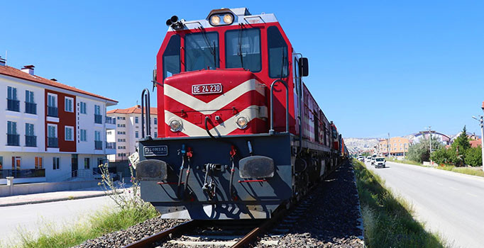 Burdur'da yük treni, karşıdan karşıya geçmek isteyen yayaya çarptı