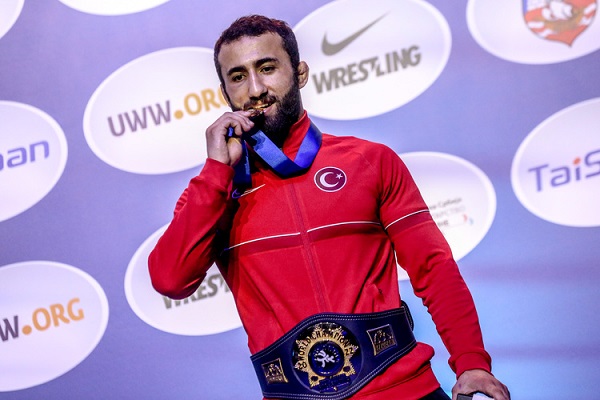 Burhan Akbudak kim kaç yaşında?