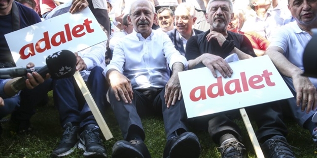 Burhan Kuzu’dan Kılıçdaroğlu’nun ayakkabılarını isteyen Koç Müzesi’ne bomba öneri