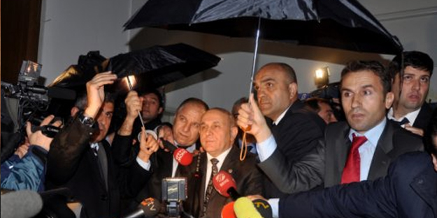 Burhan Kuzu'ya Ankara'da böyle saldırmışlardı