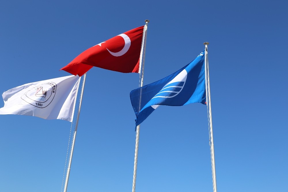 Burhaniye Ören Plajında mavi bayrak dalgalanıyor 