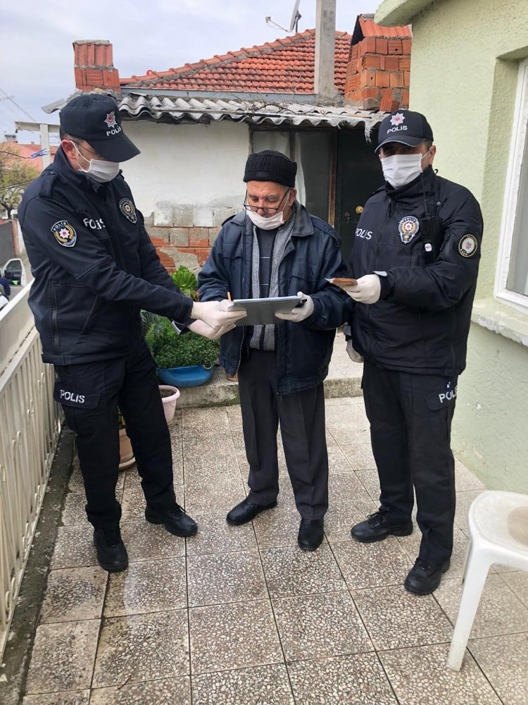 Burhaniye’de 65 yaş üstü vatandaşların ihtiyacını polis karşılıyor 