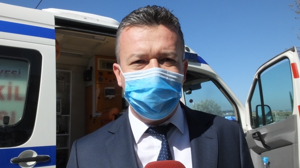 Burhaniye’de belediye ambulanslar için dezenfekte alanı oluşturdu 