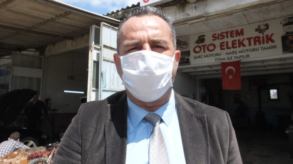 Burhaniye’de belediye kapı kapı ücretsiz maske dağıtıyor 