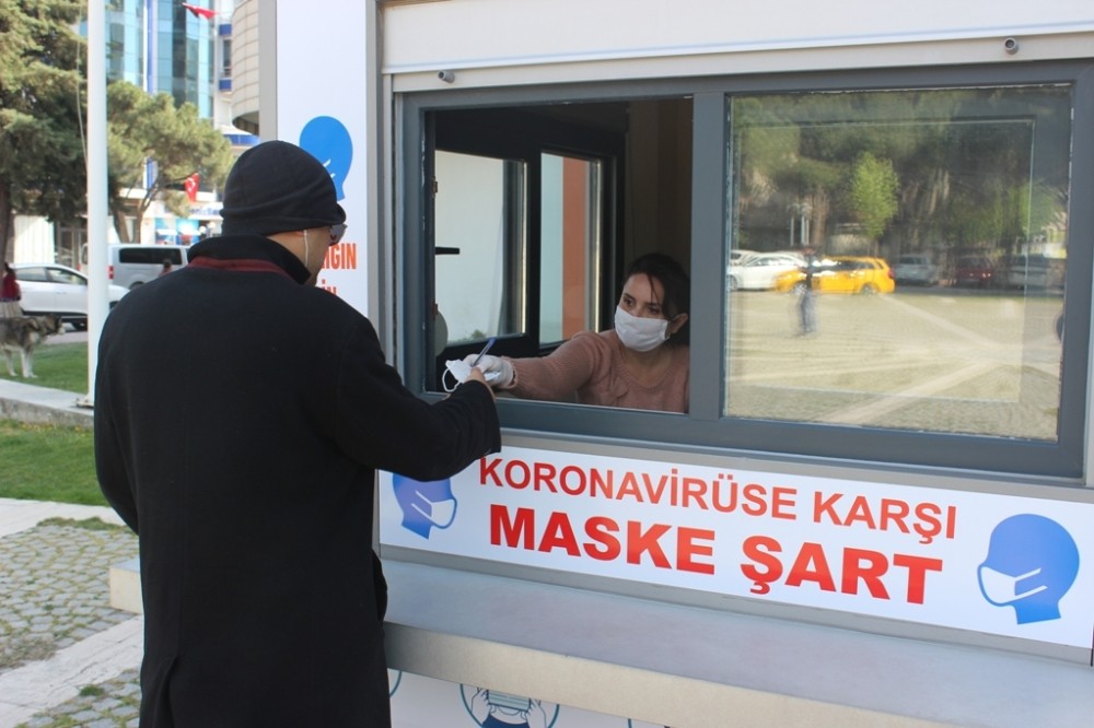 Burhaniye’de Belediye Maske Dağıtım Noktası kurdu 