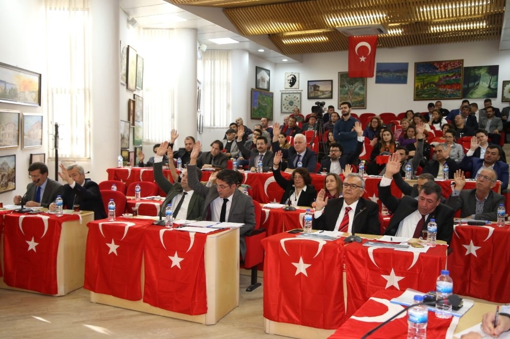 Burhaniye’de Belediye Meclisinden şehitlere anma 