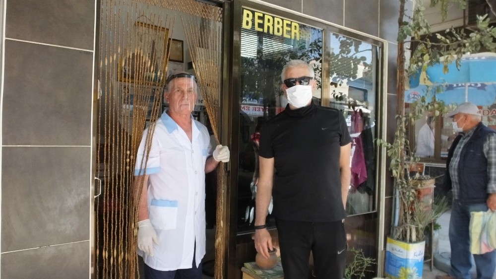 Burhaniye’de berberler doktorlar gibi siperlikli maske taktı 