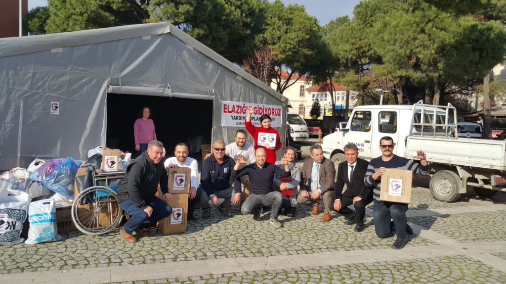 Burhaniye’de Beşiktaşlı taraftarlar Elazığlı Depremzedelerin yanında 