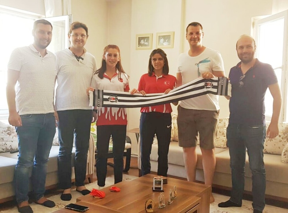 Burhaniye’de Beşiktaşlılar dünya şampiyonlarını ziyaret etti 