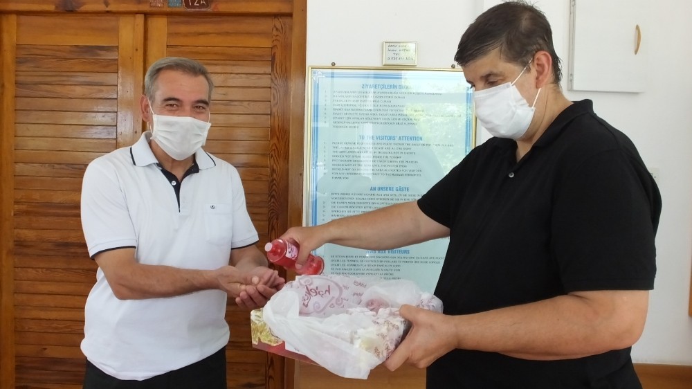 Burhaniye’de cami cemaatine lokum ve gül suyu ikramı 
