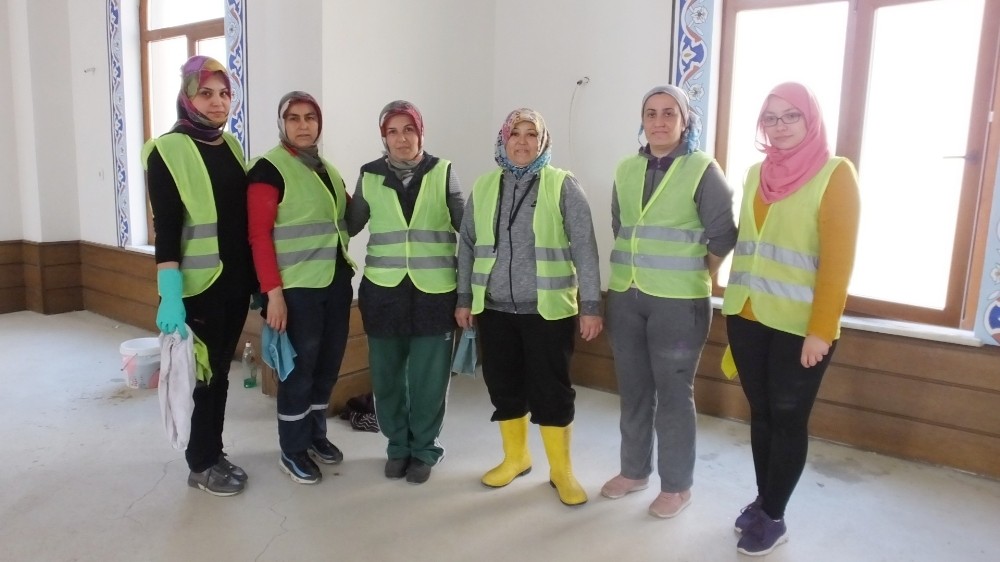 Burhaniye’de camilerde ramazan temizliği 