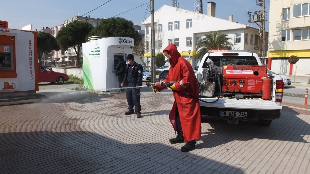 Burhaniye’de dezenfeksiyon çalışmalarına itfaiye desteği 