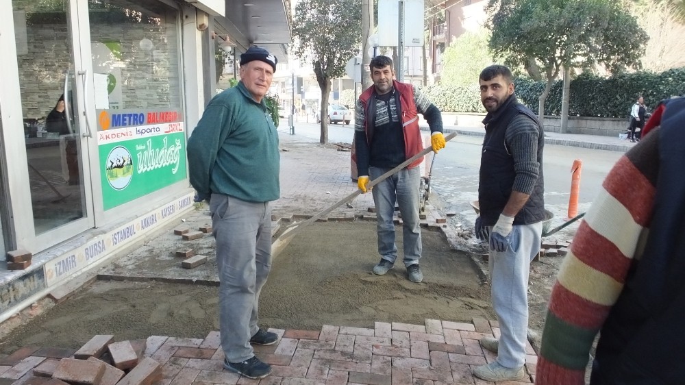Burhaniye’de doğal gaz çalışmaları sırasında bozulan yollar onarılıyor 