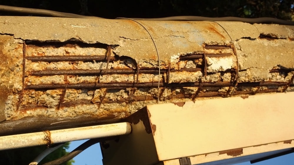 Burhaniye’de eskiyen elektrik direği tehlike saçıyor 