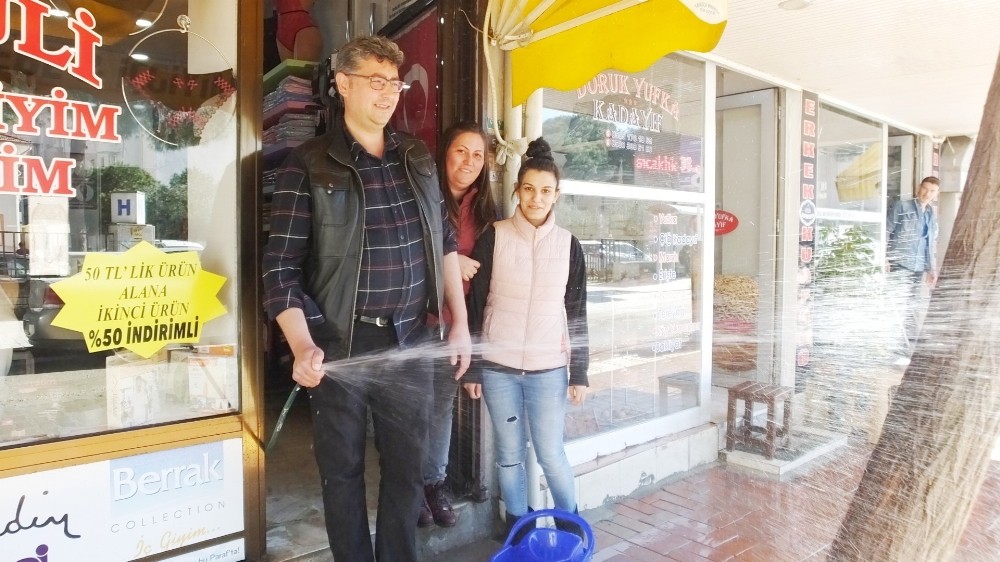 Burhaniye’de esnaflar toza karşı mücadele başlattı 