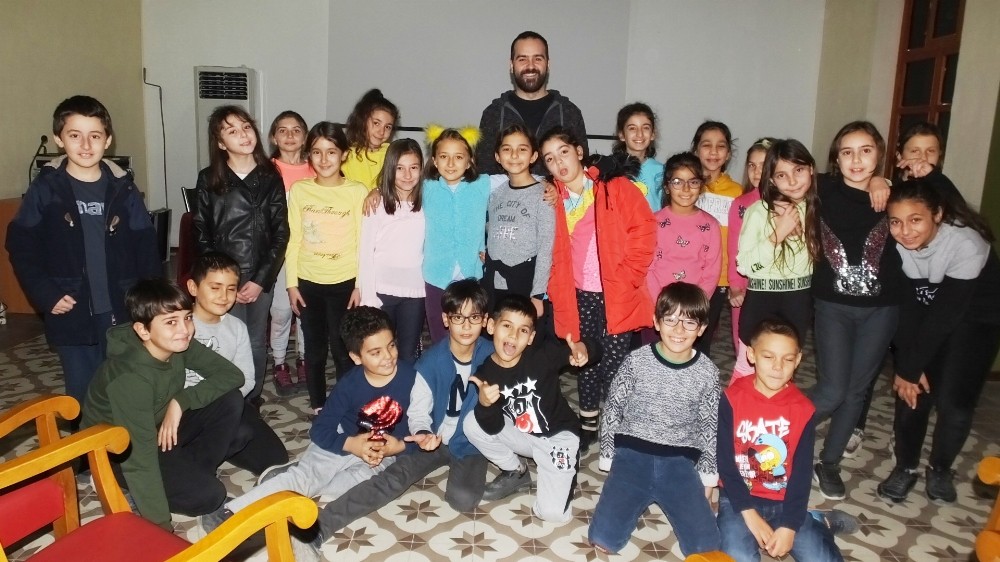 Burhaniye’de geleceğin tiyatrocuları yetişiyor 